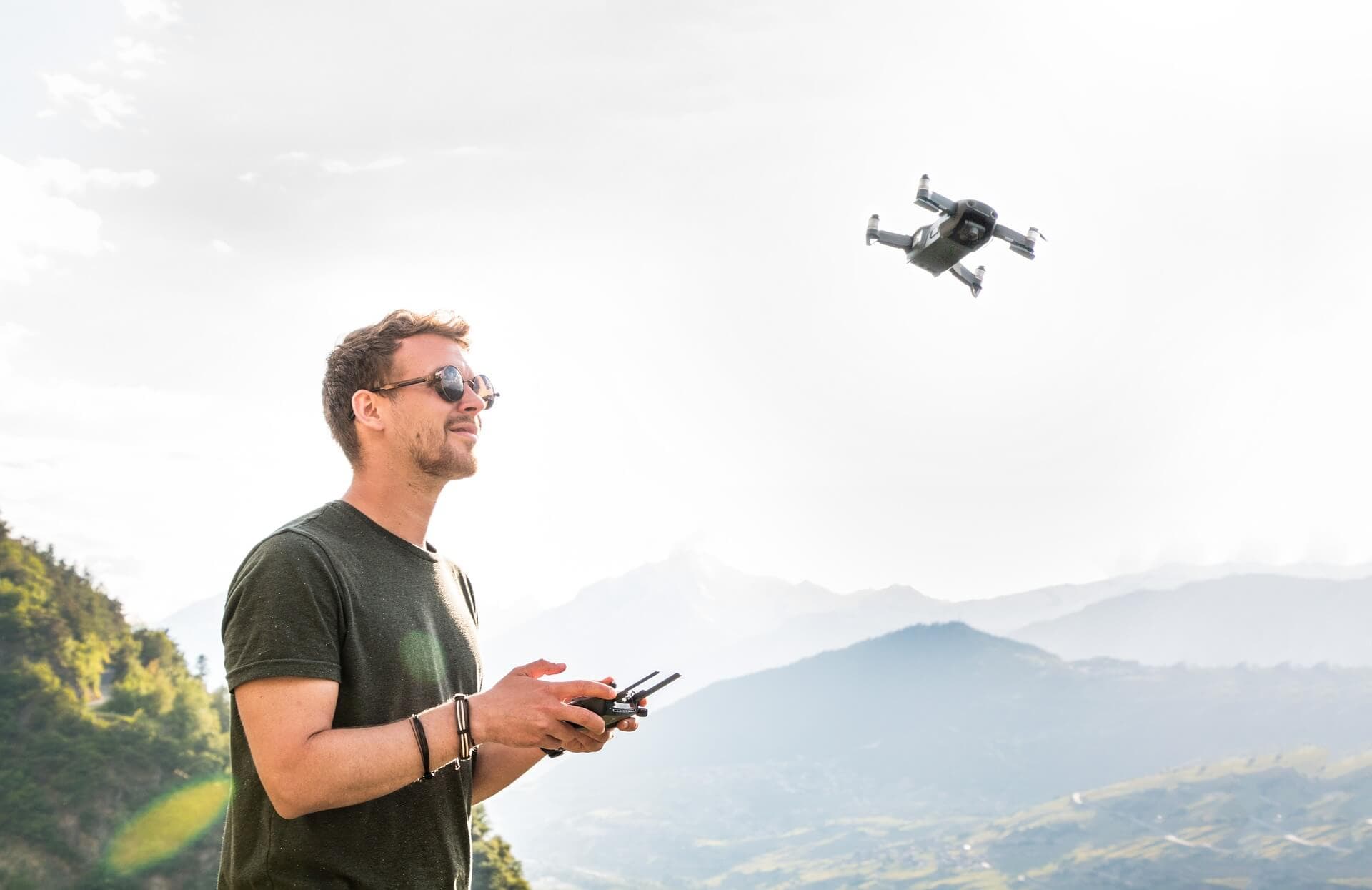Drohnenpilot mit Drohne