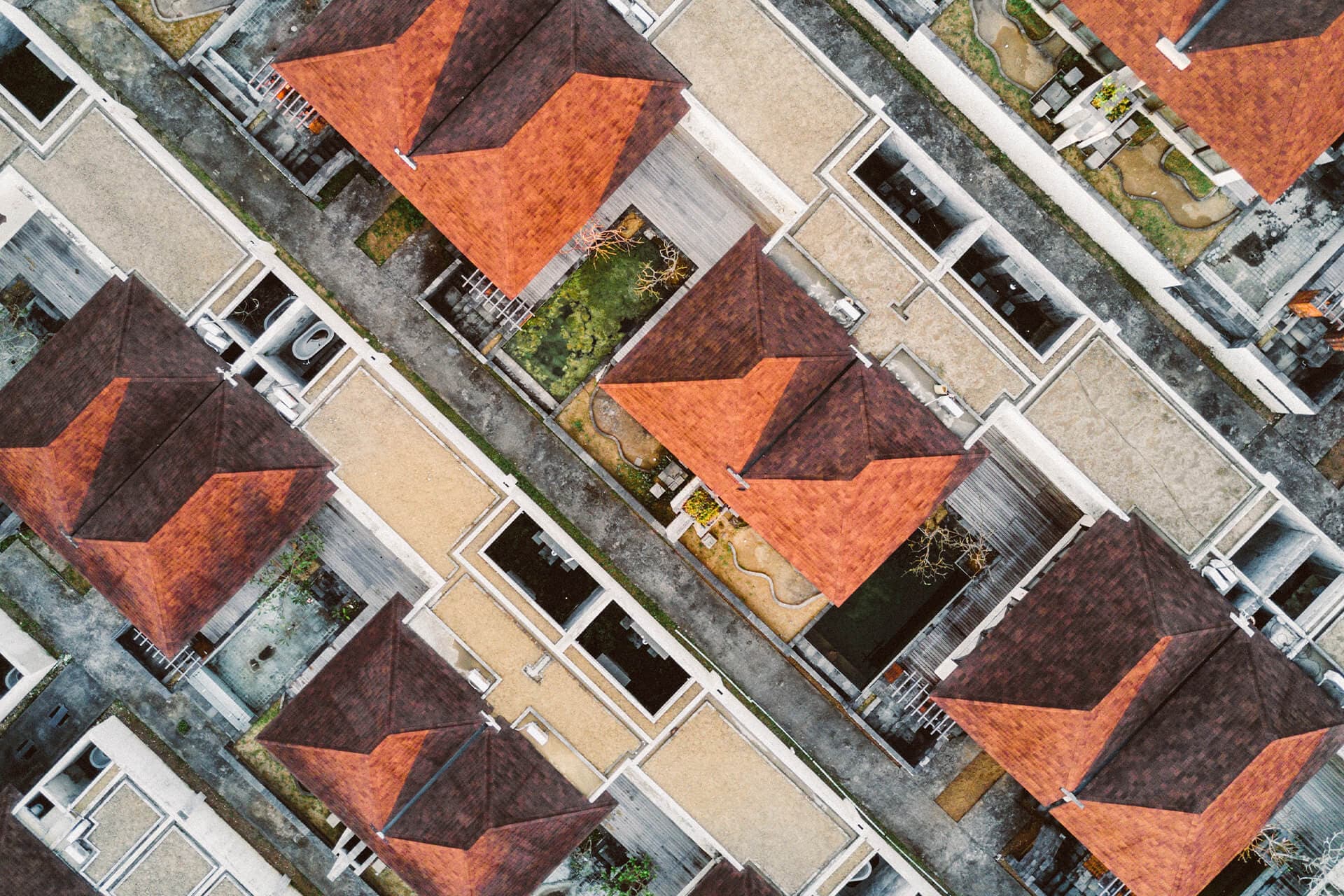 Dachfläche eines Wohnhauses aus der Luft