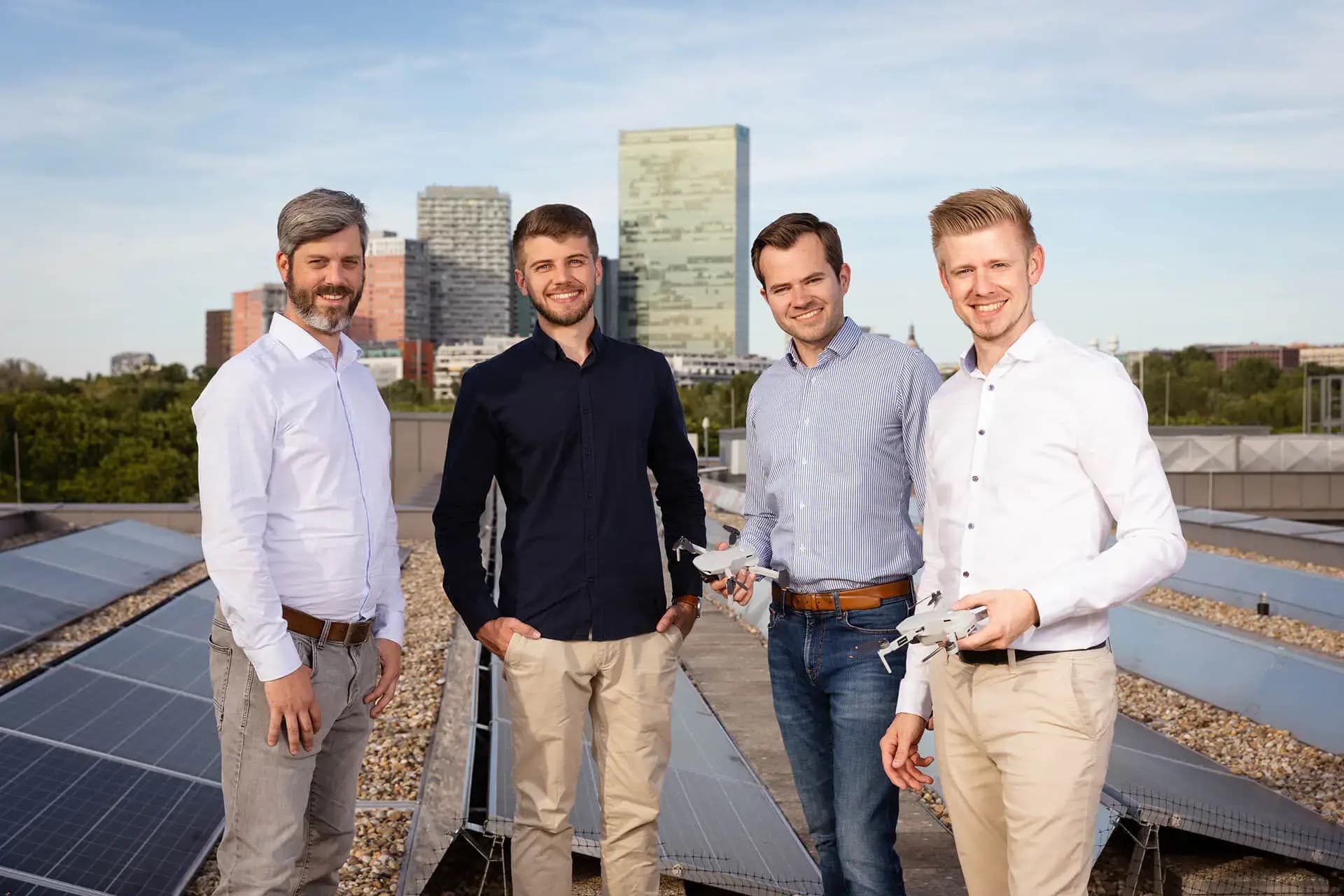 skyzr-Team mit Drohnen