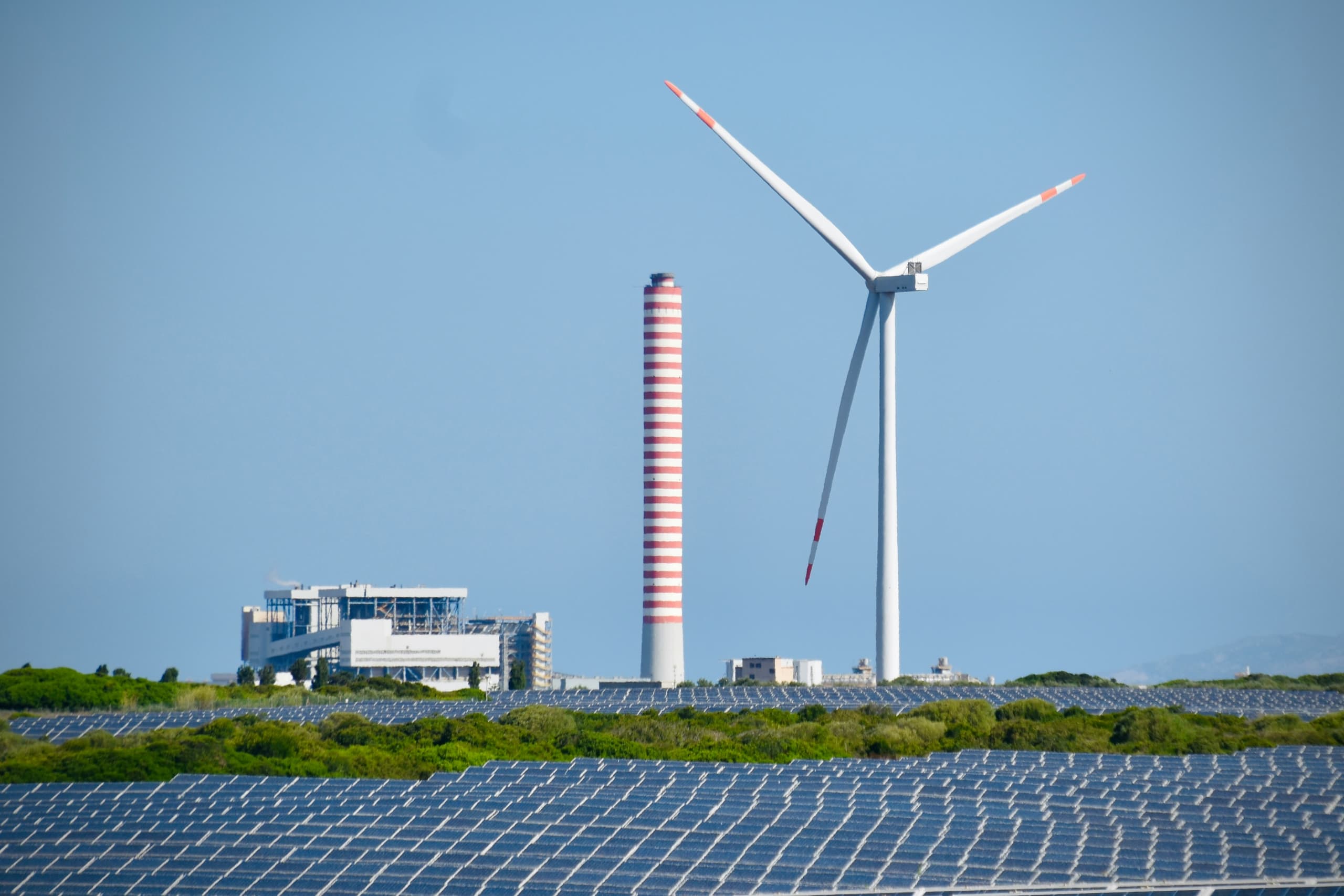 Windkraftanlage und Photovoltaikanlage aus der Luft