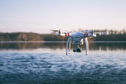 drohne wasserfest flug am wasser