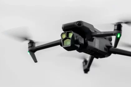 drohne mit kamera in der luft